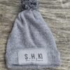 Bonnet Pompon S.H.KI Gris - Écriture Noire